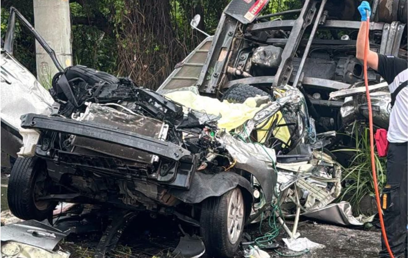 El choque entre un camión de volteo y un vehículo particular dejó cuatro muertos en el kilómetro 89 de la autopista entre Santa Lucía Cotzumalguapa y Siquinalá, en Escuintla, Guatemala. (Bomberos Voluntarios de Guatemala)