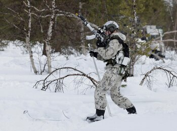Un miembro del ejército sujeta