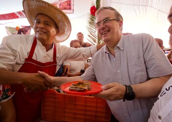 Ebrard también asistió a la