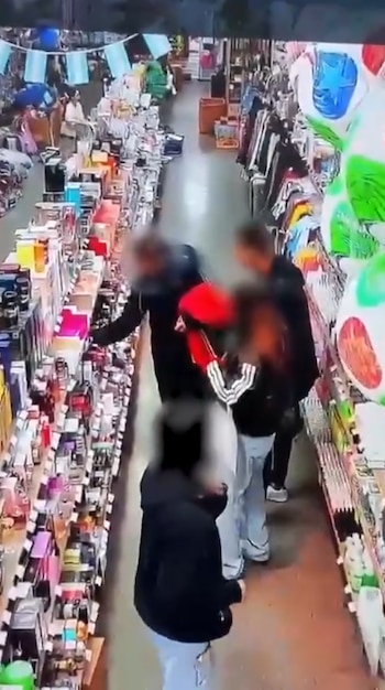 El video muestra cómo uno de los sospechosos escondió cajas de perfumes mientras sus acompañantes simulaban revisar la mercadería