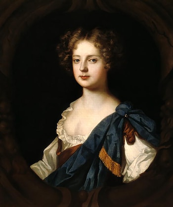 Pintura al óleo de una mujer de cabello castaño rizado, vestido blanco y tela azul sobre el hombro dentro de un marco ovalado