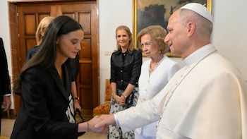Victoria Federica enseña emocionada el rosario bendecido que le regaló el papa León XIV, con el que se desató la polémica de la infanta Cristina