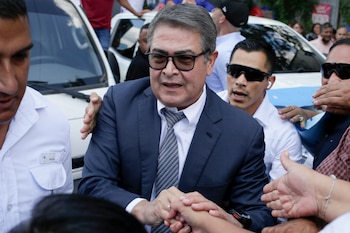 Juan Orlando Hernández enfrenta una nueva gestión de su defensa para eliminar una alerta migratoria que, según sus abogados, continúa activa. (Foto: EFE/Gustavo Amador)