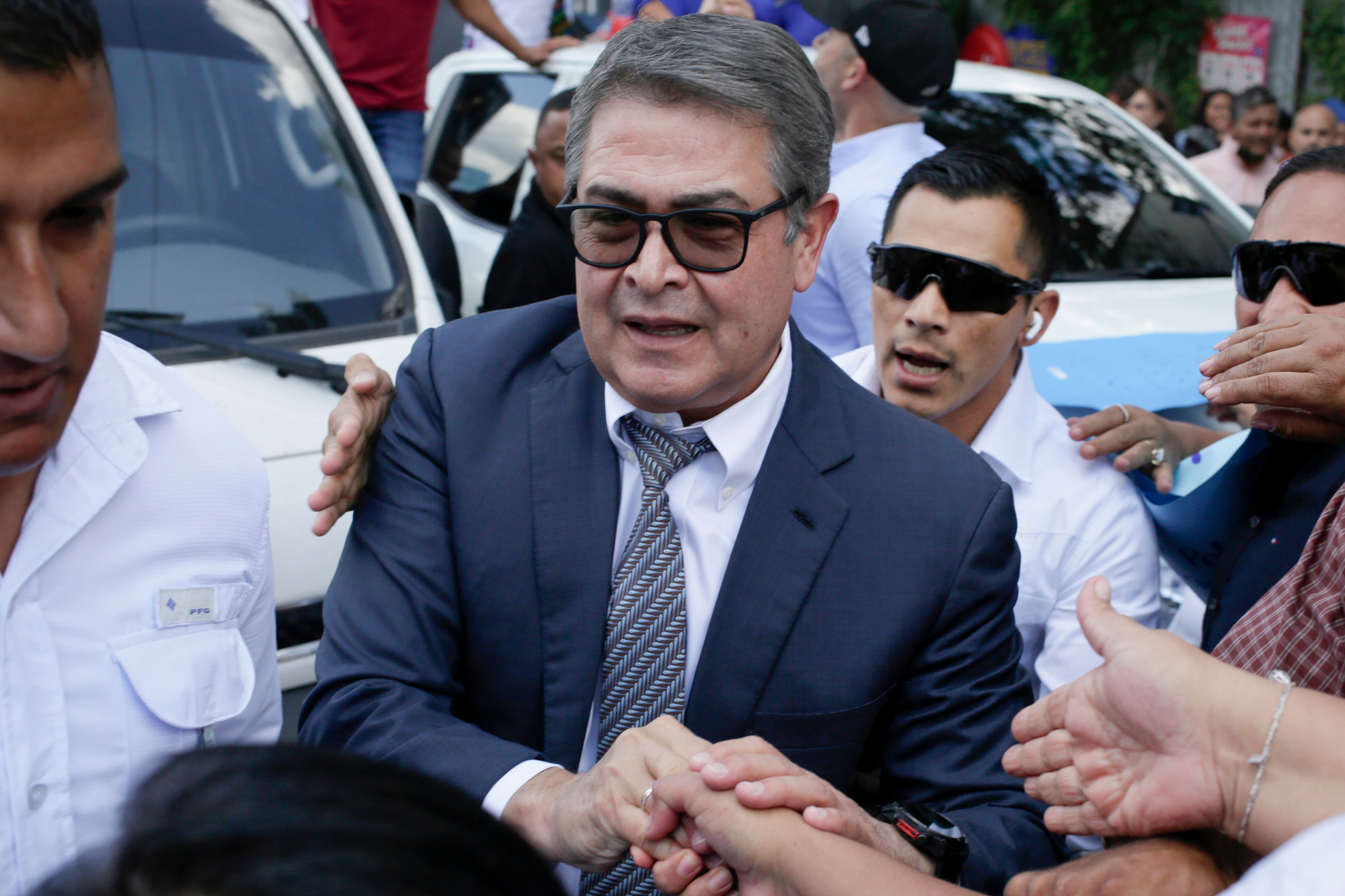 Juan Orlando Hernández enfrenta una nueva gestión de su defensa para eliminar una alerta migratoria que, según sus abogados, continúa activa. (Foto: EFE/Gustavo Amador)