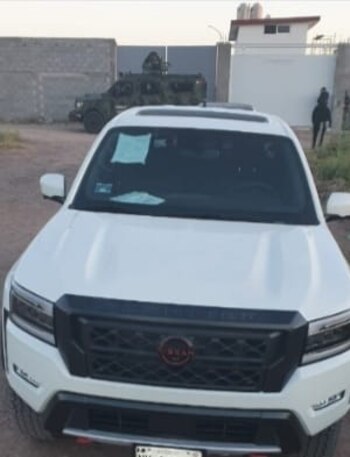 Las autoridades decomisaron una camioneta
