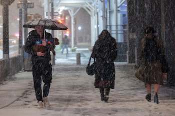 Peatones caminan bajo una intensa