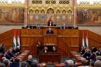 El primer ministro húngaro Viktor Orbán pronuncia un discurso durante la primera sesión plenaria del periodo de sesiones de primavera del Parlamento, en Budapest, Hungría, el lunes 23 de febrero de 2026. Detrás del primer ministro se encuentra el presidente del Parlamento húngaro Laszlo Kover. (Zoltan Mathe/MTI vía AP)