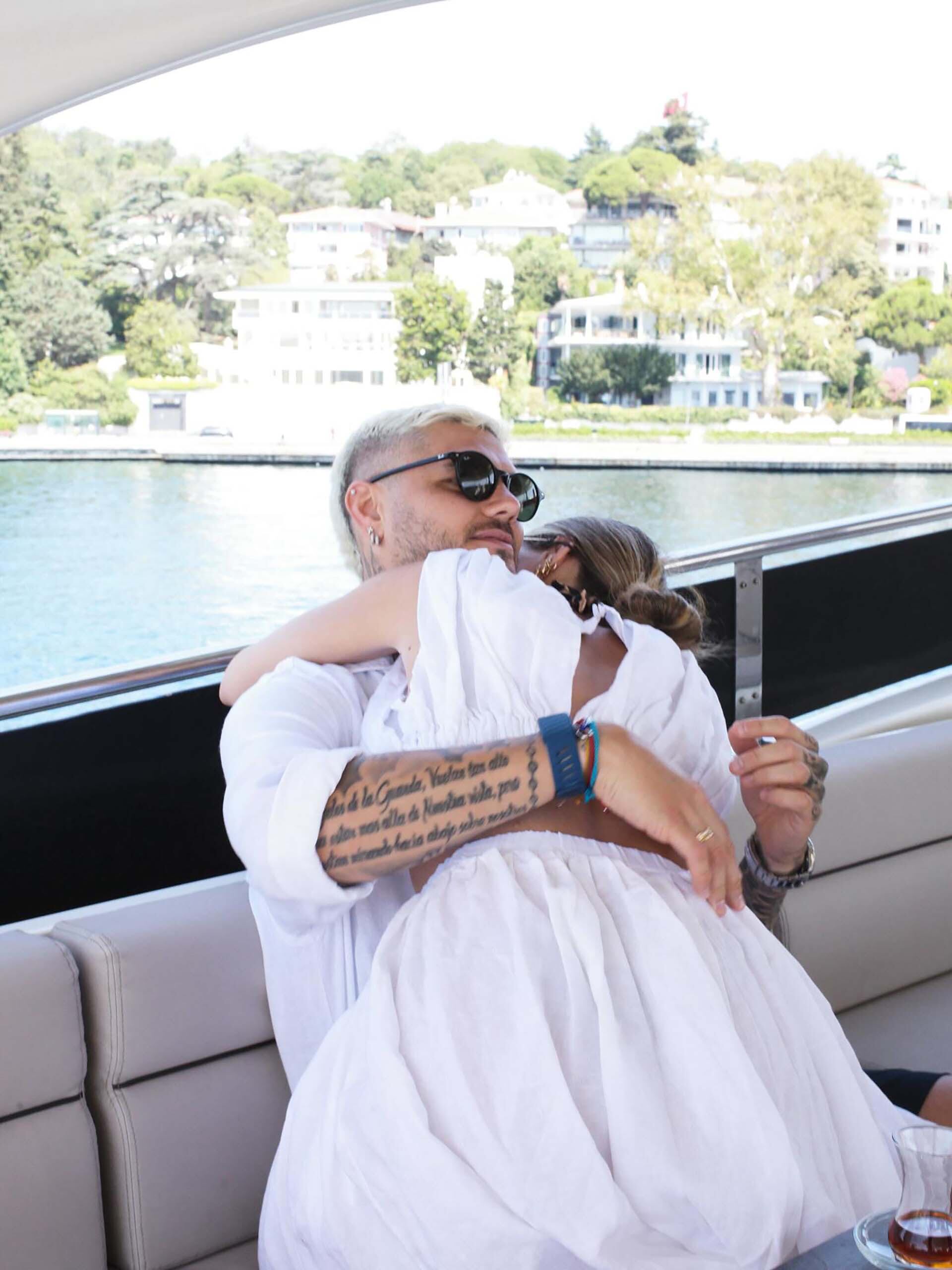 Uno de los tantos abrazos que disfrutó la pareja en su salida en yate