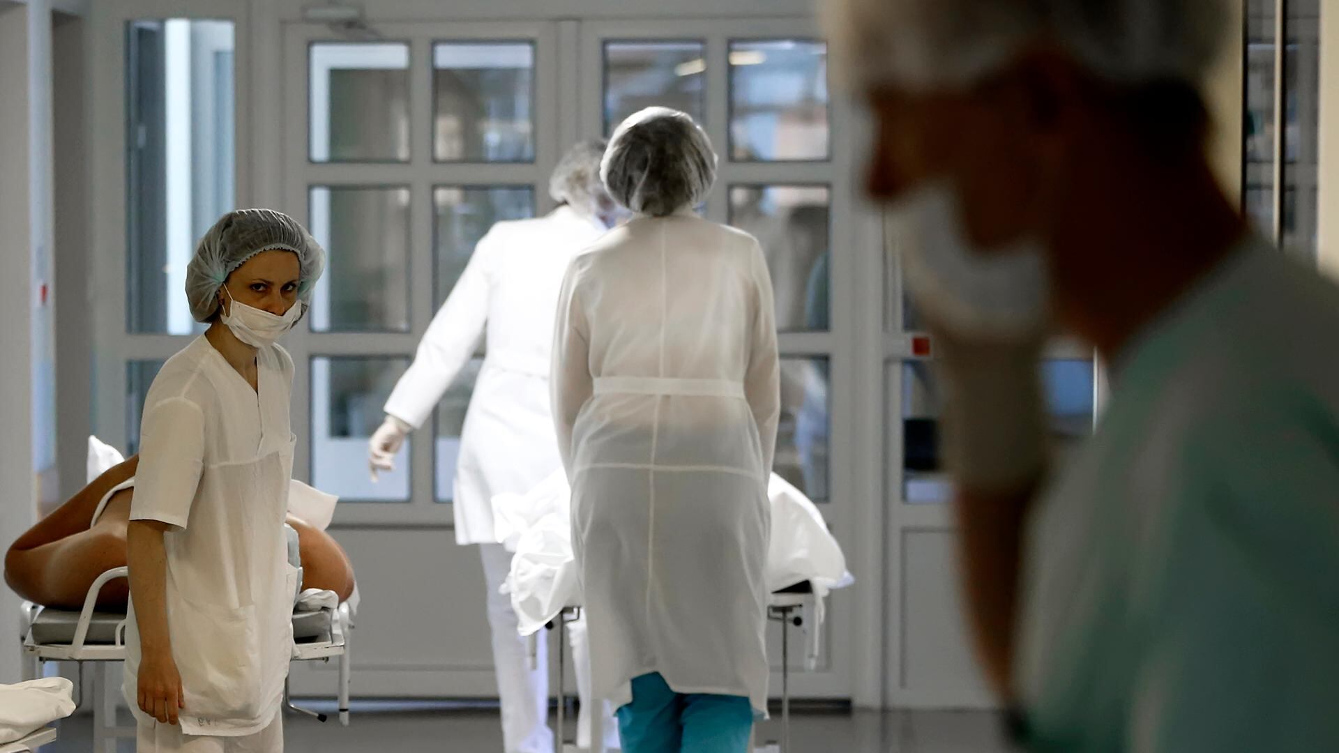 Imagen de archivo de trabajadores sanitarios en un hospital. (SATSE)