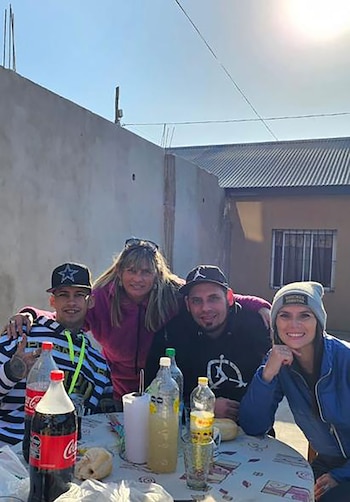 Claudia junto a sus hijos