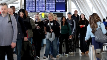 Demoras en aeropuertos por la TSA intensifican dificultades para los pasajeros: qué hacer con niños, personas mayores o discapacitados