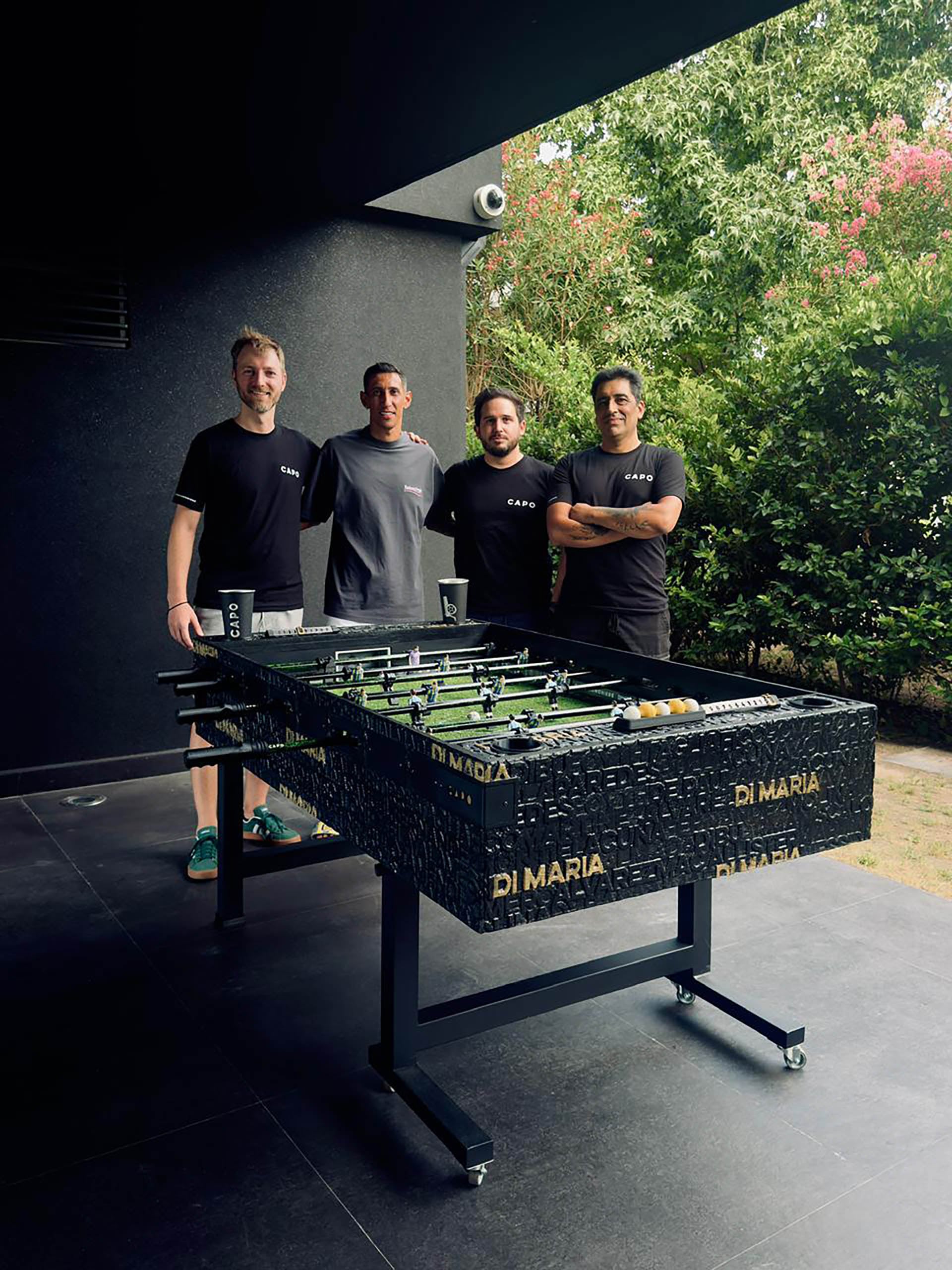 De izquierda a derecha: Brian Margenet, Ángel Di María, Juan Martín Uncal y Guillermo Azcurra, diseñador 3D de la empresa, el día que le entregaron el metegol al campeón del mundo