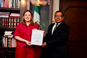 La gobernadora interina Yeraldine Bonilla, junto al Coronel Diplomado de Estado Mayor, Efrén Martínez Casimiro. Crédito: SSP Sinaloa