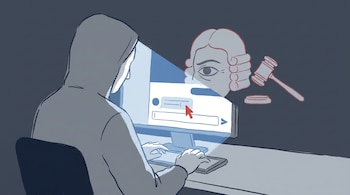Ilustración de una persona de espaldas usando una computadora, donde el reflejo muestra el ojo de un juez con peluca y un mazo judicial flotando.