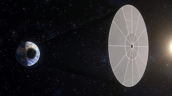 Una estructura circular en el espacio entre el Sol y la Tierra que proyecta una sombra cónica hacia el planeta.