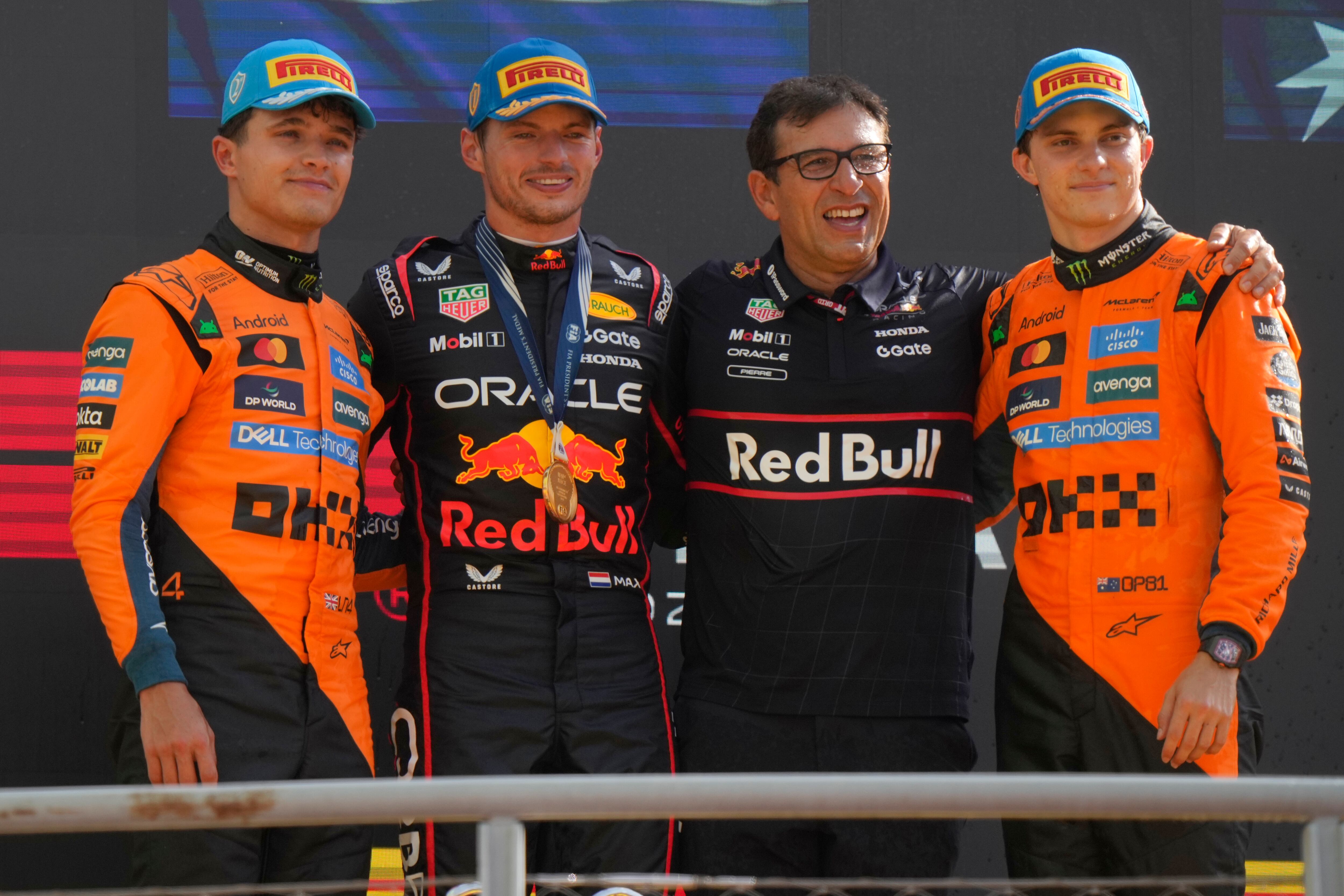 El neerlandés Max Verstappen de Red Bull rodeado en el podio por Pierre Wache, director técnico de Red Bull, el británico Lando Norris y el australiano Oscar Piastri de McLaren tras el Gran Premio de Italia en Monza de septiembre pasado (Crédito: AP/Luca Bruno)