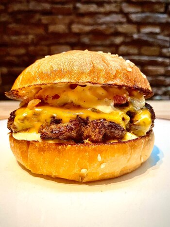 Wunderbar propone, carne, queso cheddar,