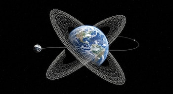 El planeta Tierra desde el espacio rodeado por una malla tridimensional de espacio-tiempo. Un satélite esférico orbita la Tierra. Fondo de estrellas.