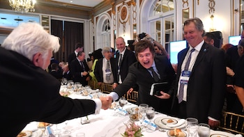 Milei saluda a Adrián Werthein