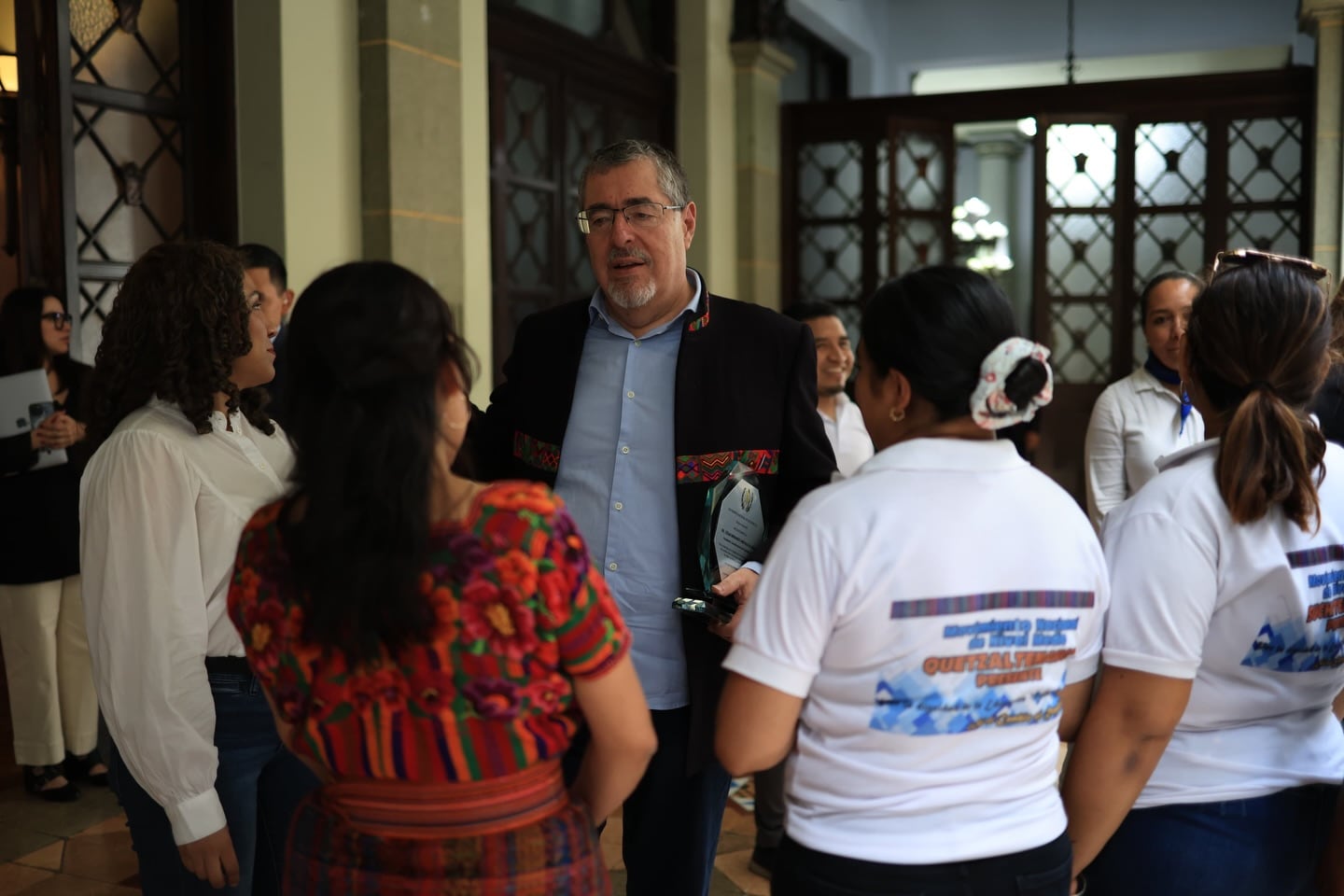 El presidente Bernardo Arévalo y la ministra Anabella Giracca se reunieron en Ciudad de Guatemala con maestros para avanzar en su incorporación al renglón 011 del Ministerio de Educación. (Cortesía: Ministerio de Educación)