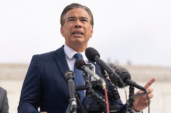 Rob Bonta afirmó que la reducción de la criminalidad en California coincidió con un aumento del 4% en las detenciones y con una mayor coordinación policial (AP Foto/Mark Schiefelbein)