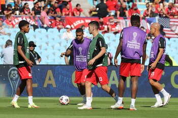 Jugadores de Bragantino calientan antes