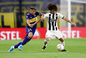 Bou en uno de los partidos que disputó con Boca este año (REUTERS/Agustin Marcarian)