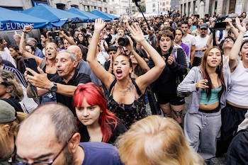 Decenas de personas increpan al agitador ultra Bertrand Ndongo en la acampada de Sol. (Carlos Luján / Europa Press)