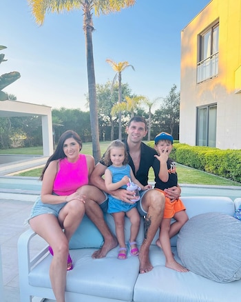 La imagen del Dibu Martínez junto a su familia que tiene en el collar que utiliza antes de los partidos con Argentina (@emi_martinez26)