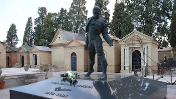 Isabel Pantoja manda flores a la tumba de Paquirri en el 42 aniversario de su muerte