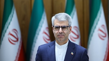 Irán critica la "injustificable" expulsión del agregado cultural iraní en Francia