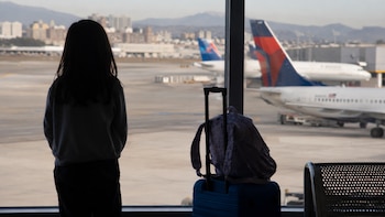Una niña vive en Chile con su madre, su padre en España y no le pasaba una pensión de alimentos: la Justicia aplica el derecho europeo para obligarle a pagarla
