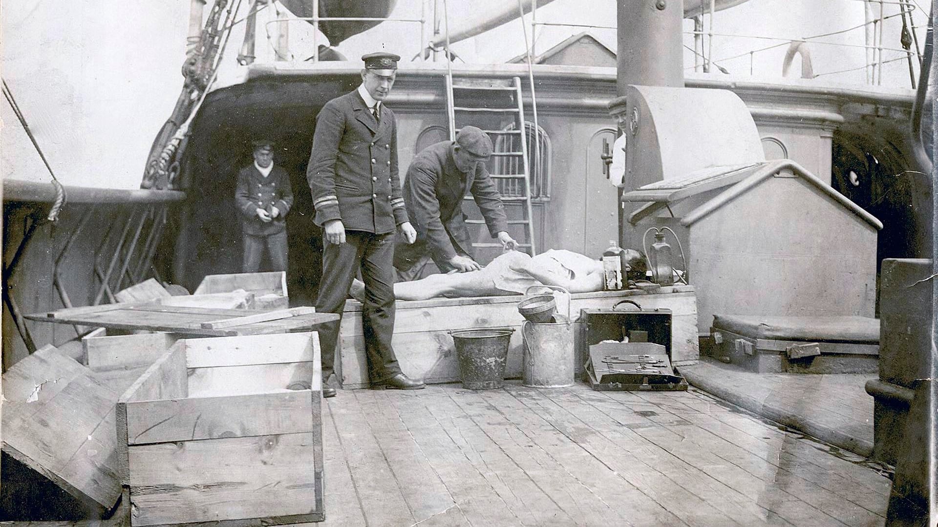 El Bote Salvavidas N° 1 fue puesto a flote con solo 12 ocupantes, a pesar de tener capacidad para 40, generando controversia y rumores de pago a la tripulación. (Dominio Público/Wikimedia)