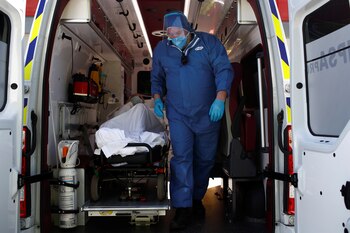 Un trabajador de salud en