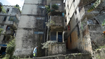 Fotografía del 9 de julio de 2026 que muestra daños y grietas en apartamentos del Condominio Regis, declarados inhabitable tras los terremotos de 2001, en San Salvador (El Salvador). EFE/ Rodrigo Sura