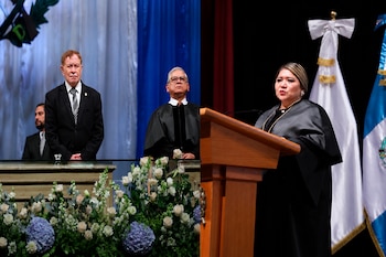 Dos fotografías unidas muestran a hombres en un estrado con flores y a una mujer que habla en un atril junto a la bandera de Guatemala.