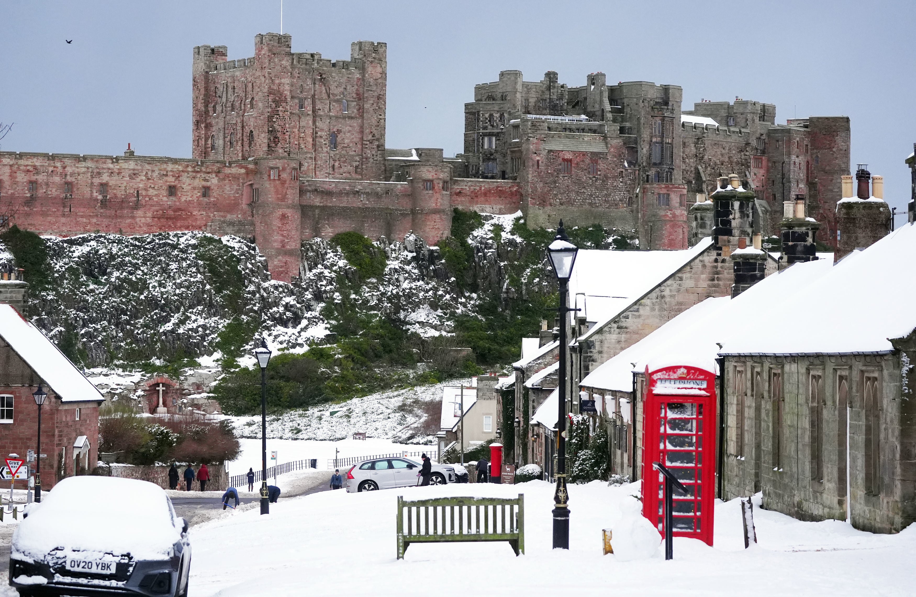 Castillo de Bamburgh rodeado de nieve en Bamburgh, Inglaterra, el martes 6 de enero de 2026. (Owen Humphreys/PA vía AP)