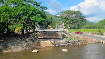 El Ministerio de Comunicaciones armó seis de los trece módulos del puente modular metálico en el sector Güijo de Zacapa.