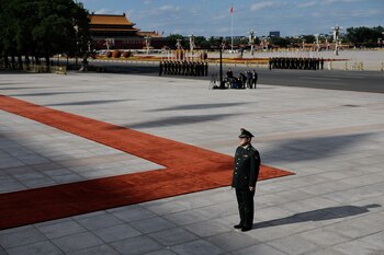 Un miembro del Ejército Popular