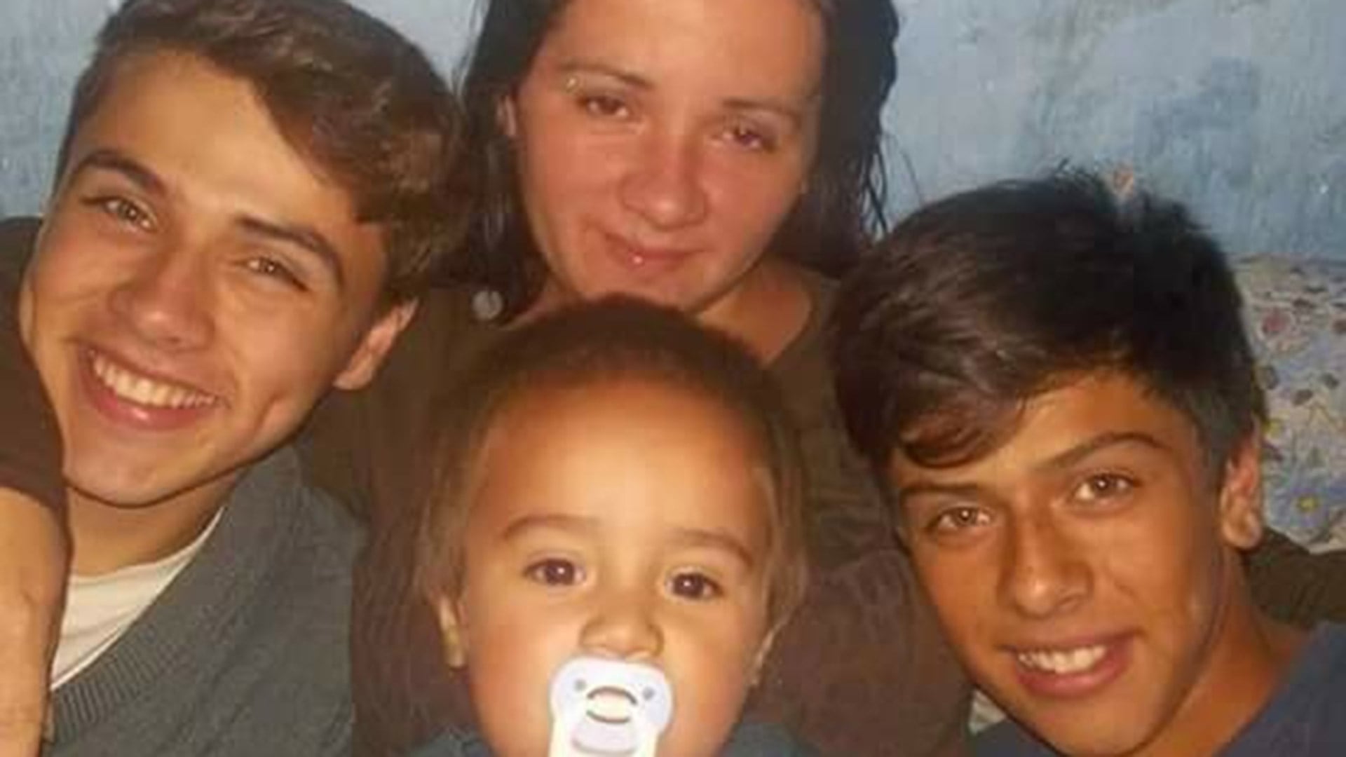 Natalia Heizenrreder y sus hijos. Franco (sueter gris) fue asesinado en 2015