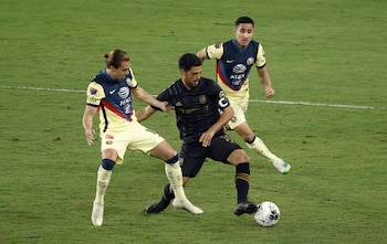 Carlos Vela protege el balón