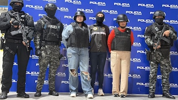Esposa e hija de alias Fito fueron expulsadas de Colombia: así fue su traslado y llegada a Ecuador