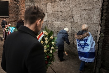 Sobrevivientes y familiares colocan velas