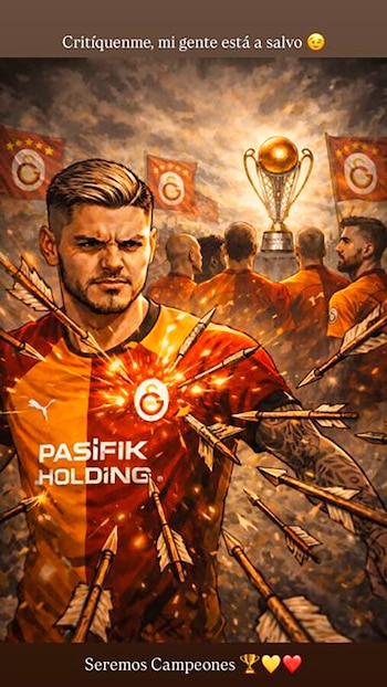 Ilustración de Mauro Icardi con camiseta de Galatasaray, flechas clavadas en su pecho y mirada desafiante. Al fondo, banderas del equipo y una copa