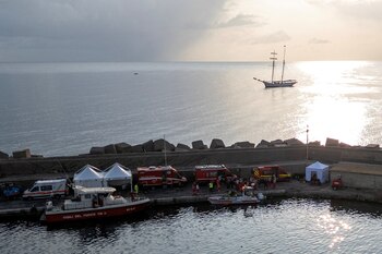 Un dron muestra vehículos y