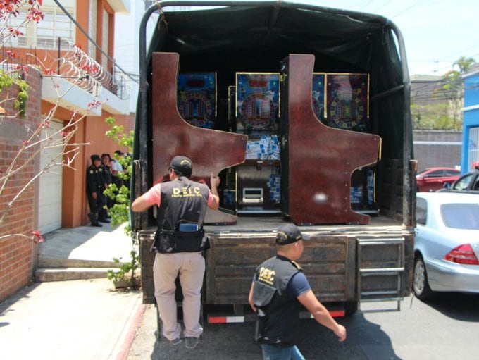 La Policía Nacional Civil advirtió que las máquinas tragamonedas permiten a las pandillas recaudar dinero y cooptar a menores de edad en comunidades urbanas. (PNC de Guatemala)