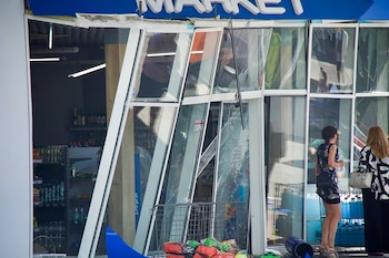 Las ventanas de una tienda dañadas por un ataque ruso con misiles en Dnipró, Ucrania (Administración Regional de Dnipró vía AP)