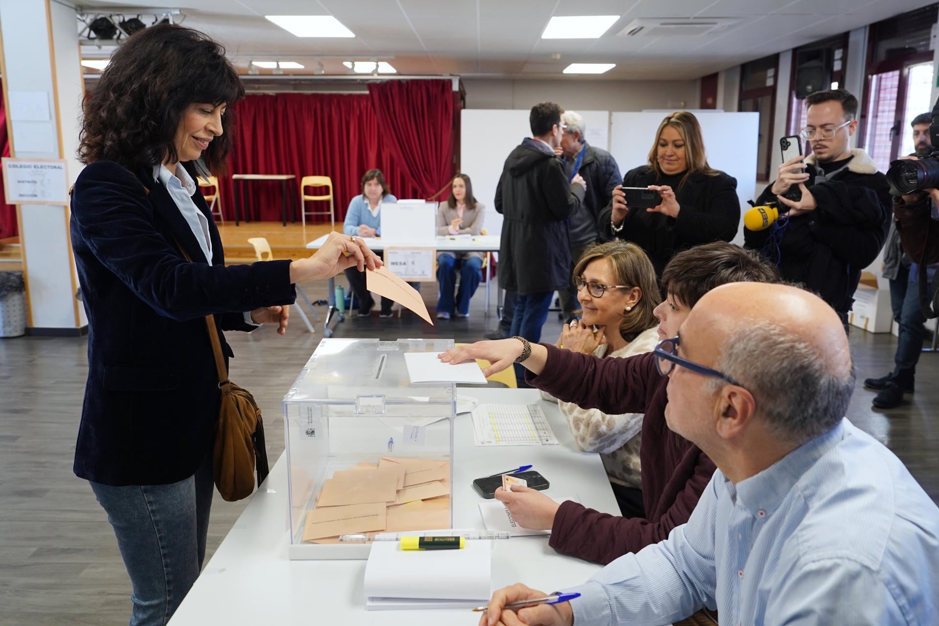 La ministra de Igualdad, Ana Redondo, ejerce su derecho al voto en un colegio de Valladolid este domingo. (EFE/Nacho Gallego)