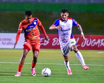 La defensiva de Firpo multiplicó esfuerzos en la recta final del partido para frenar los ataques de Xelajú y asegurar el empate definitivo (Cortesía: @cdlafirpo_sv).