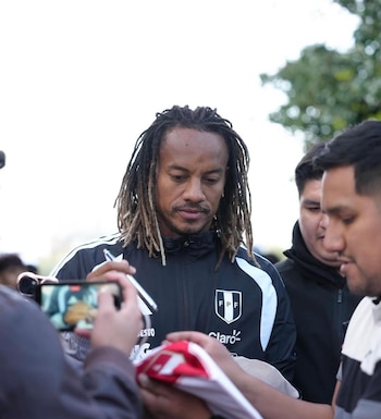 André Carrillo compartió con los hinchas peruanos en la previa del partido contra Senegal.